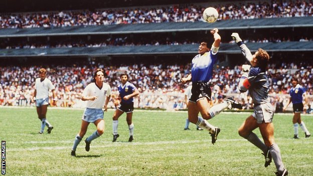 Maradona topu kaleci Shilton'un üzerinden eliyle aşırttı ve 1986'da bu gol sayıldı