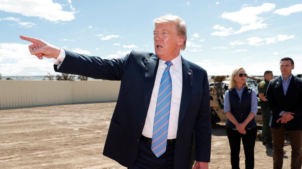 Donald Trump visita la frontera con México en Calexico, California, acompañado de Kirstjen Nielsen, 5 de abril de 2019