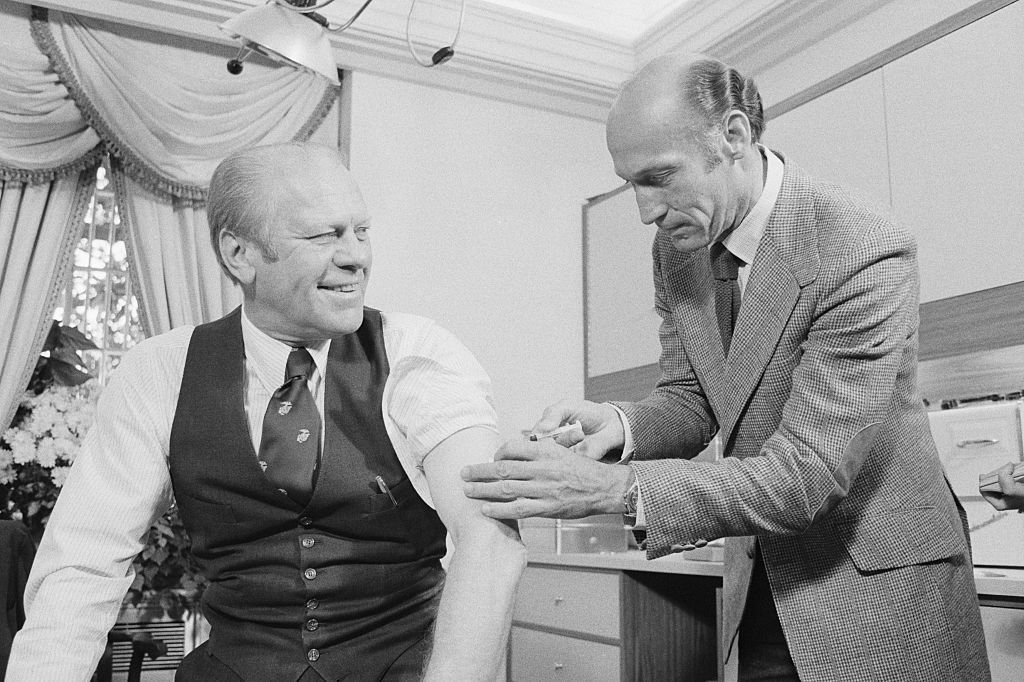 Gerald Ford recebendo vacina contra gripe suína ao vivo na televisão