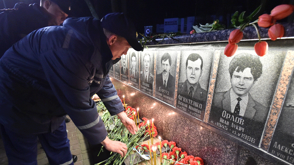Ukrayna'nın kuzeyindeki bir Çernobil anıtına itfaiyeciler çiçek bırakıyor (2018)