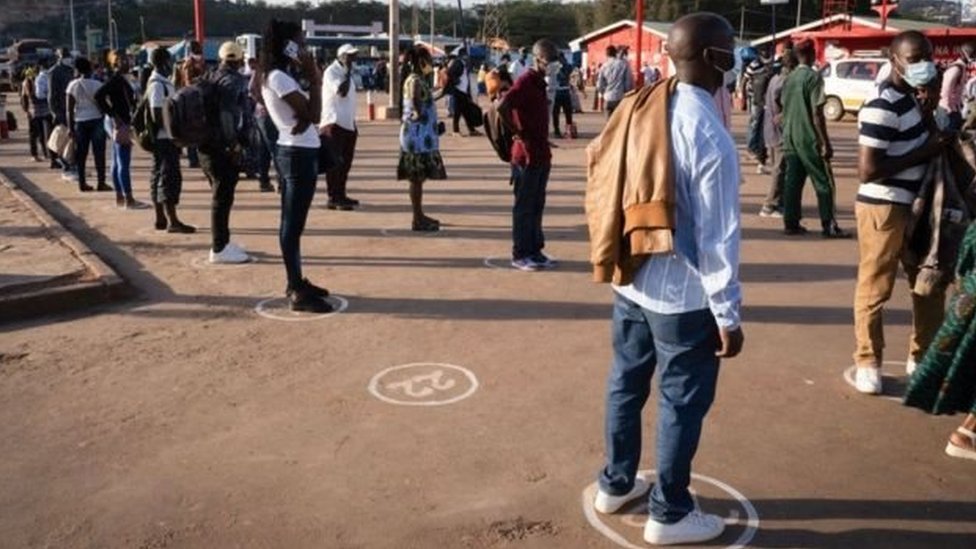 Rwanda menerapkan jaga jarak dan karantina secara ketat.