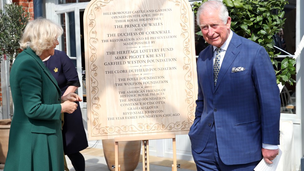 Королевская чета открыла новую мемориальную доску во время официального открытия