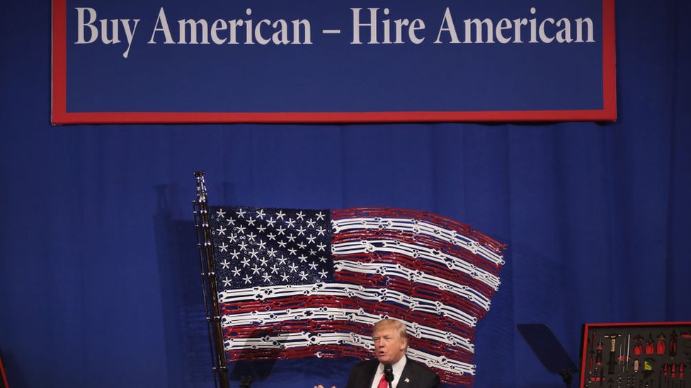 El lema de la campaña de Trump: "Compra estadounidense, contrata estadounidense". Donald Trump