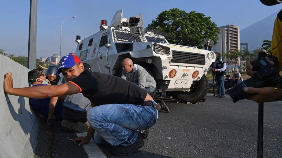 Un grupo de personas buscan refugio en un puente Un grupo de personas buscan refugio en un puente