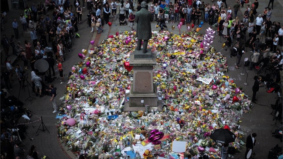 Цветочные дани жертвам на площади Святой Анны в Манчестере