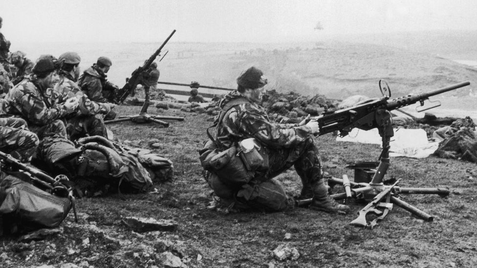 Se estima que 649 militares argentinos, 255 británicos y 3 civiles isleños murieron en una guerra se desarrolló entre el 2 de abril y el 14 de junio de 1982. Se estima que 649 militares argentinos, 255 británicos y 3 civiles isleños murieron en una guerra se desarrolló entre el 2 de abril y el 14 de junio de 1982.