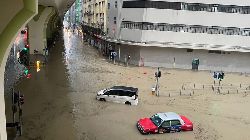 9月8日，香港一條被洪水淹沒的道路上滯留車輛。