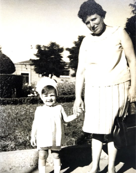 Юная Инес Мадригал с ее приемная мать, Инес Перес