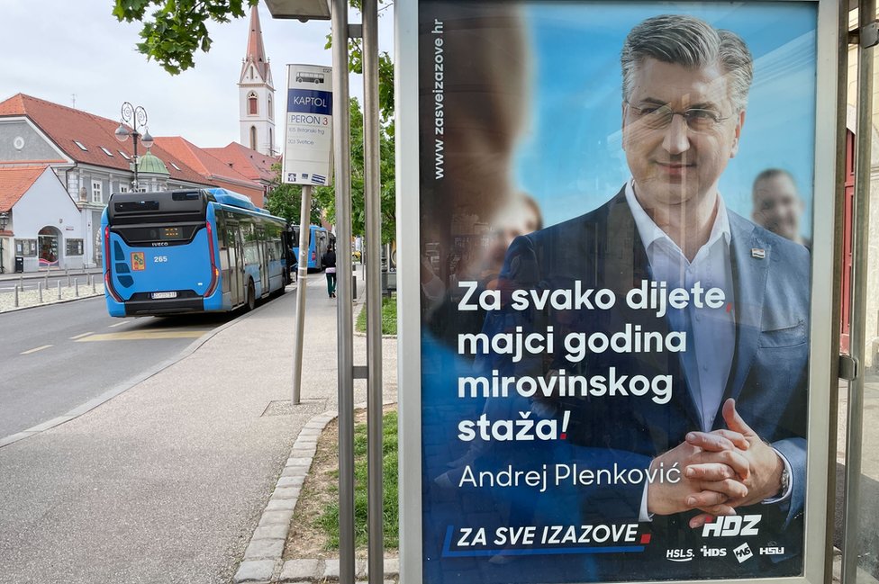 Predizborni plakat HDZ-a sa likom premijera Andreja Plenkovića česta je pojava na autobuskim stajalištima širom Zagreba