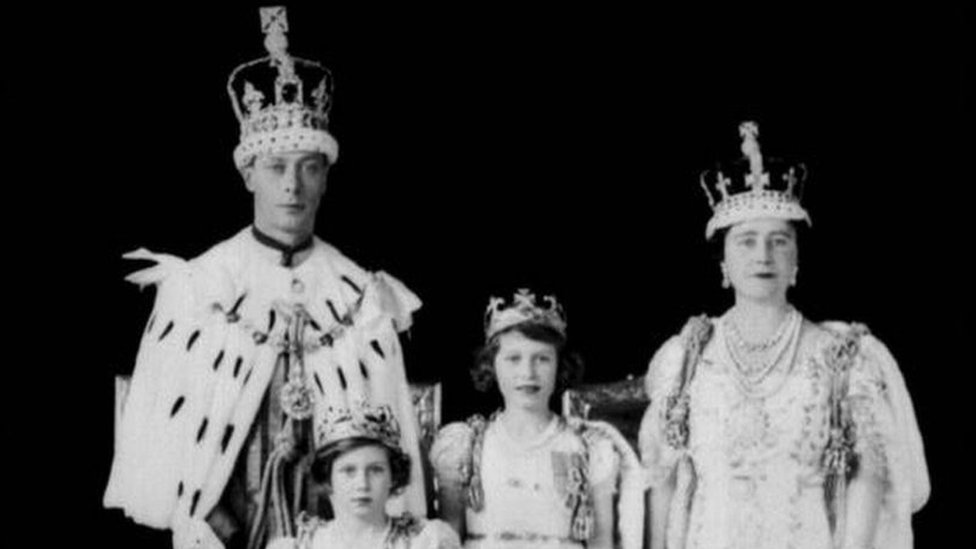 Jorge VI con sus hijas, las princesas Isabel y Margarita, y la Reina Madre.