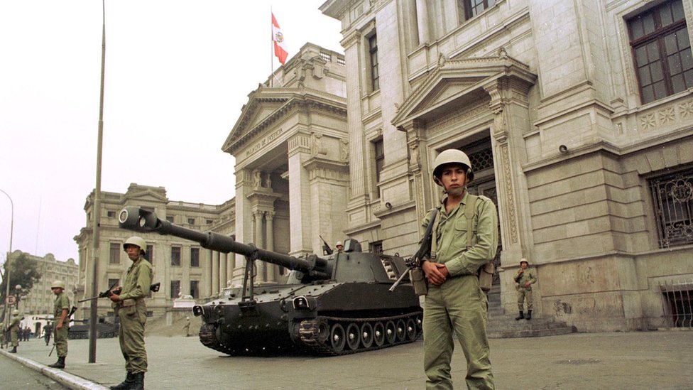 Militares con un tanqueta frente al Palacio de Justicia el día del autogolpe