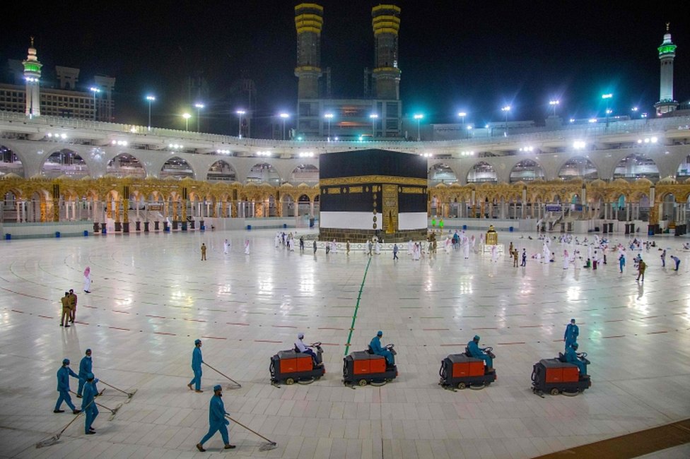 Suasana di kompleks Masjidil Haram, Mekah