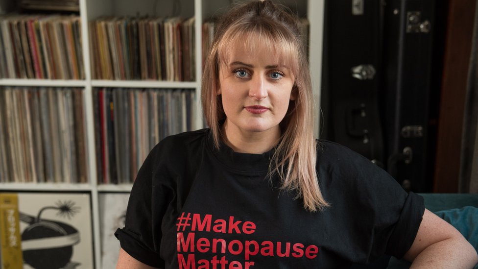 Emmie en su casa con su camiseta 'hagamos que la menopausia importe'