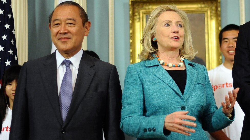 Hillary Clinton (R) speaks next to Japanese ambassador to the US Ichiro Fujisaki, August 2011