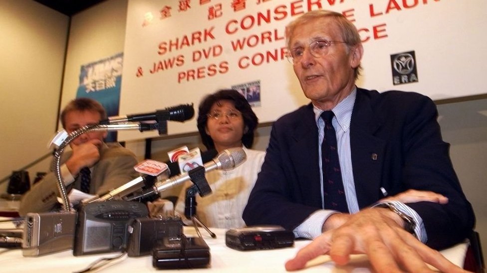 Peter Benchley en una rueda de prensa en Hong Kong