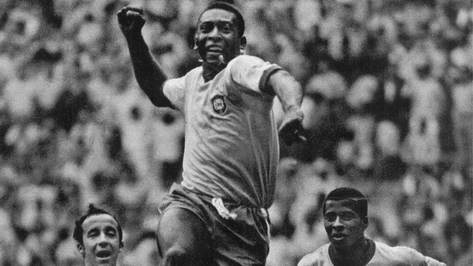 Between Tostão and Jairzinho, Pelé celebrates a goal against Czechoslovakia, with his famous “punch in the air”, in the 1970 World Cup. Brazil won 4-1