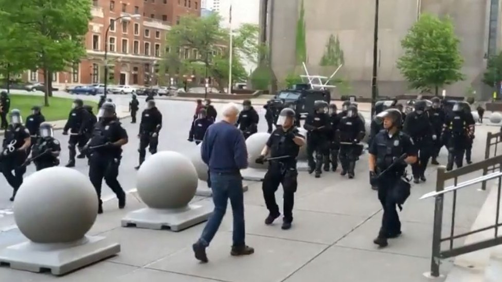 لقطة من الفيديو لرجل في مواجهة ضباط الشرطة