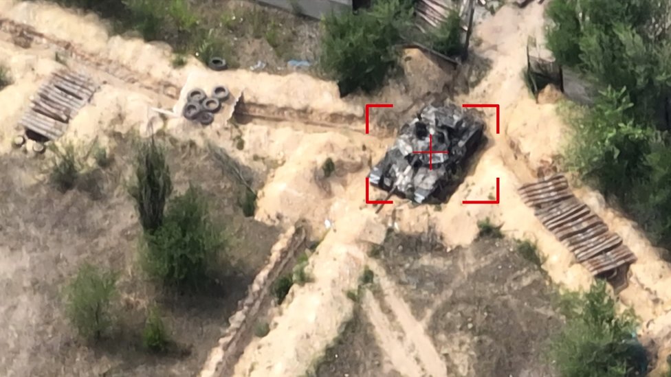Tanque ruso dentro de un cuadrado de destino rojo