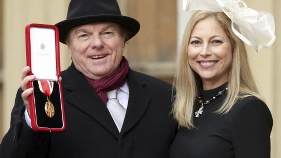Музыканта сопровождала его дочь Шана Моррисон в Букингемском дворце