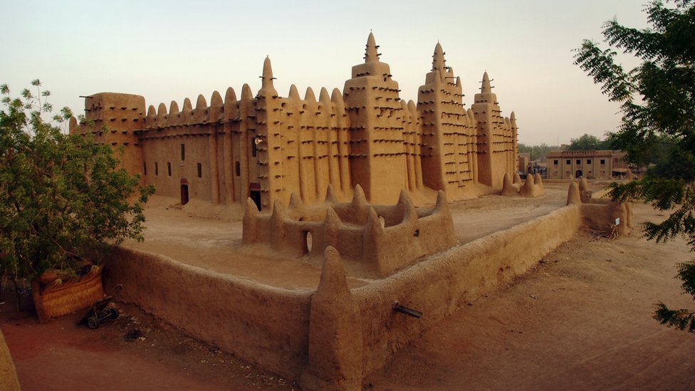 Velika džamija izgrađena od blata iz reke Nigej, Đenea, Mali
