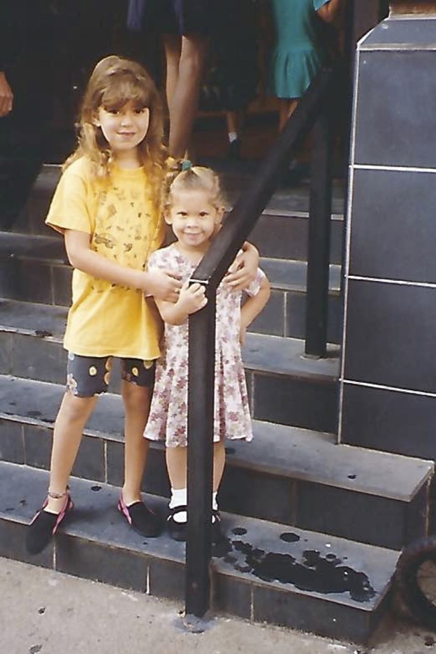 Anna junto a su hermana mayor en 1995.