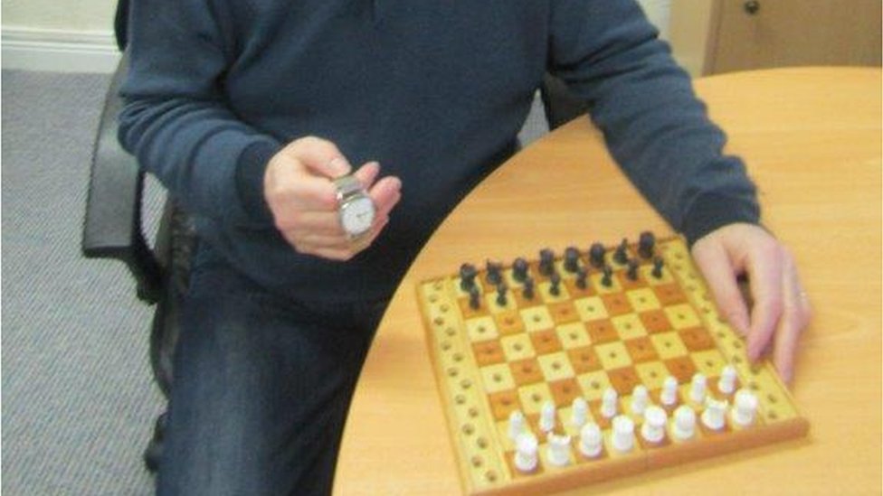 Часы со шрифтом Брайля и шахматная доска