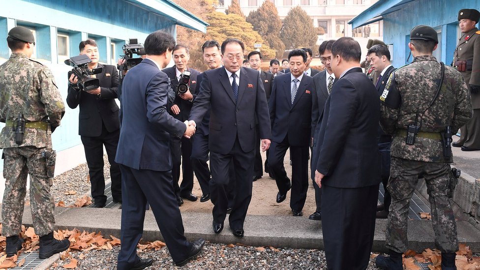 Глава северокорейской делегации Джон Чон Су, заместитель председателя Комитета за мирное воссоединение страны (КПРК) КНДР, пересекает бетонную границу, чтобы принять участие в своей встрече с южными коллегами в деревне перемирия Панмунджом в демилитаризованном районе. зона, разделяющая две Кореи, Южная Корея, 17 января 2018 г.