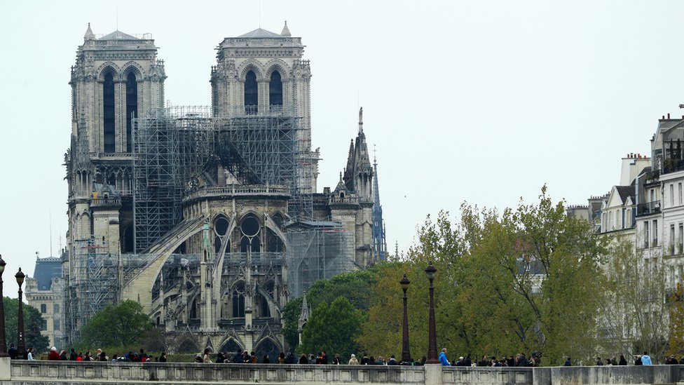 Vista general de Notre Dame después del incendio.