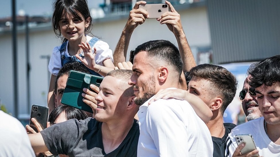 Filip Kostić sa navijačima Juventusa