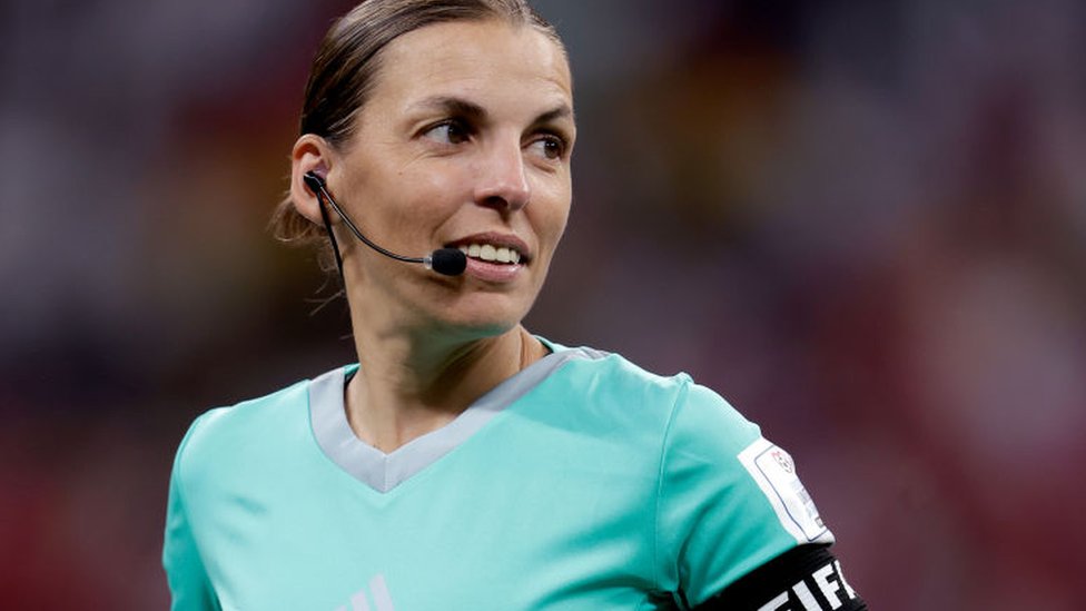 Stephanie Frappart durante el partido