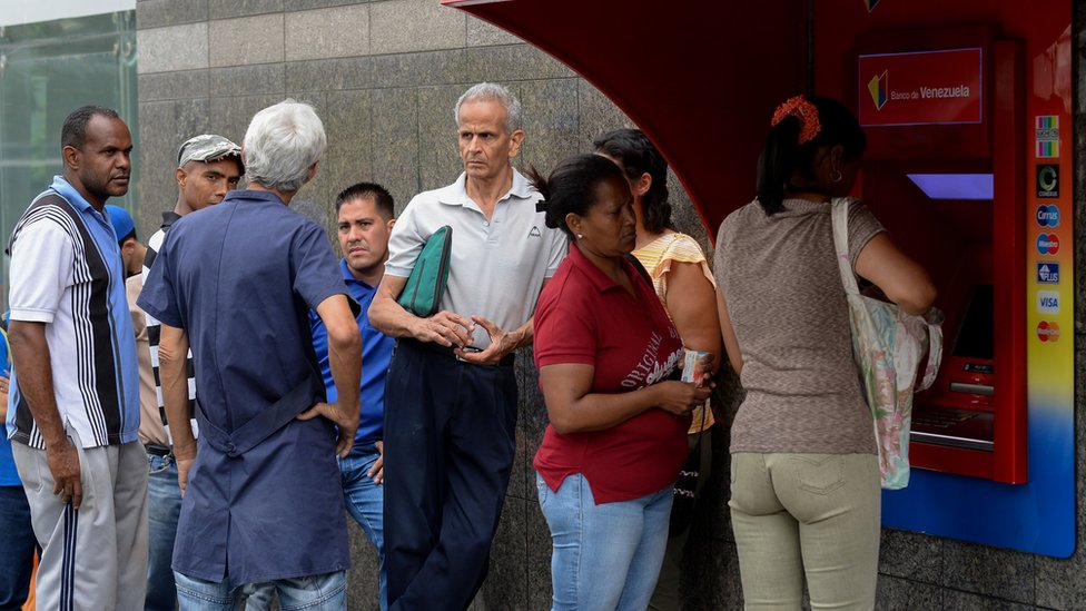 Fila de gente en un cajero de Caracas, Venezuela
