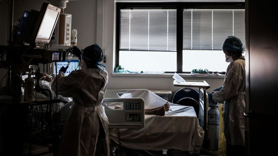يعتني الطاقم الطبي بمصاب بكوفيد - 19 في وحدة العناية المركزة في مستشفى Lyon Croix-Rousse، فرنسا، في 15 سبتمبر/أيلول 2020