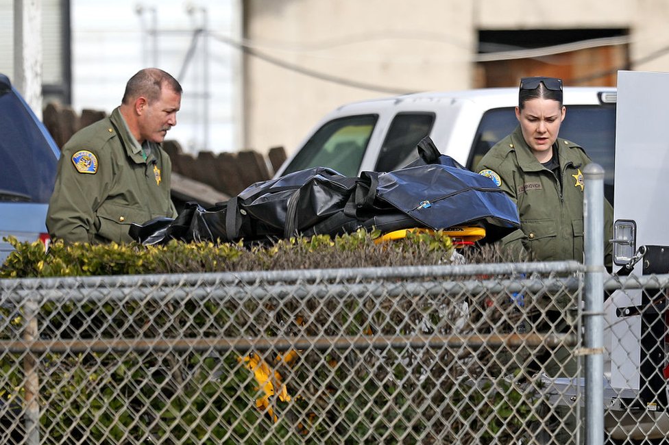 Agentes del Departamento del Alguacil del condado de Tulare sacan el cuerpo de una de las víctimas de la casa en la que ocurrió el múltiple crimen el Goshen, California, el 16 de enero de 2023.