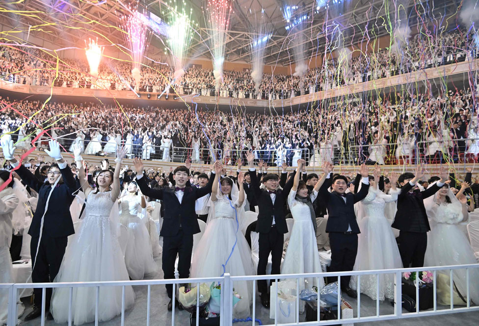 الأزواج يحتفلون في حفل زفاف جماعي نظمته كنيسة التوحيد في غابيونغ