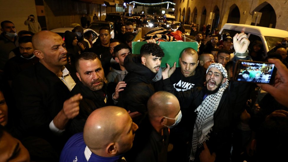 Палестинцы несут гроб Ияда Халака, аутичного мужчины, который был застрелен израильской полицией (31 мая 2020 г.)