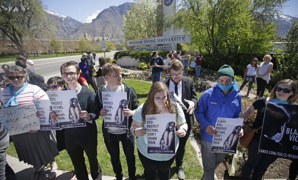 Протестующие солидарны с жертвами изнасилования в кампусе Университета Бригама Янга во время демонстрации осведомленности о сексуальном насилии в среду, 20 апреля 2016 года, в Прово, штат Юта