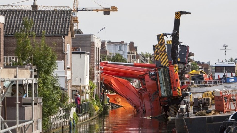 De layout Echt niet Duwen Netherlands cranes collapse in Alphen aan den Rijn - BBC News