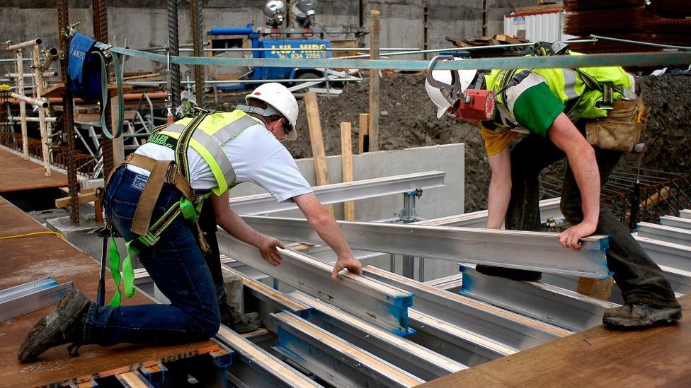 UK growth boosted by warmer weather