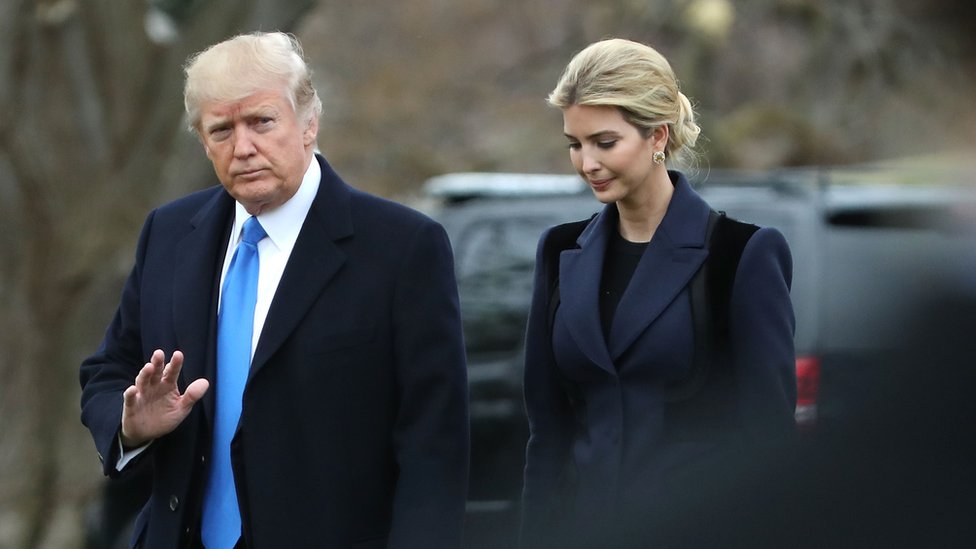 Президент Дональд Трамп и его дочь Иванка Трамп идут к Marine One, покидая Белый дом, 1 февраля 2017 г.