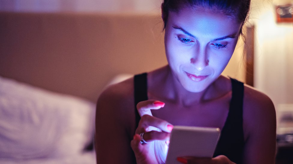 mujer usando celular