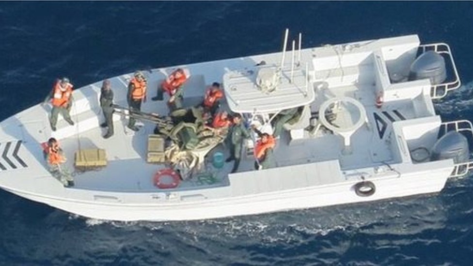 Предоставленный Пентагоном снимок, на котором изображено судно ВМС Корпуса стражей исламской революции, экипаж которого обезвредил неразорвавшуюся мину с японского танкера, 17 июня 2019 г.