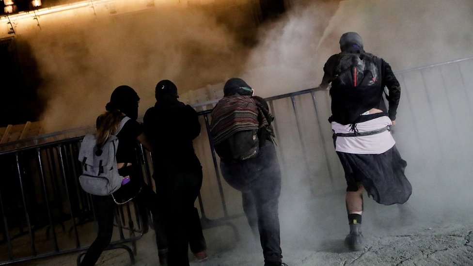 أطلقت الشرطة المكسيكية قنابل الغاز على المحتجين