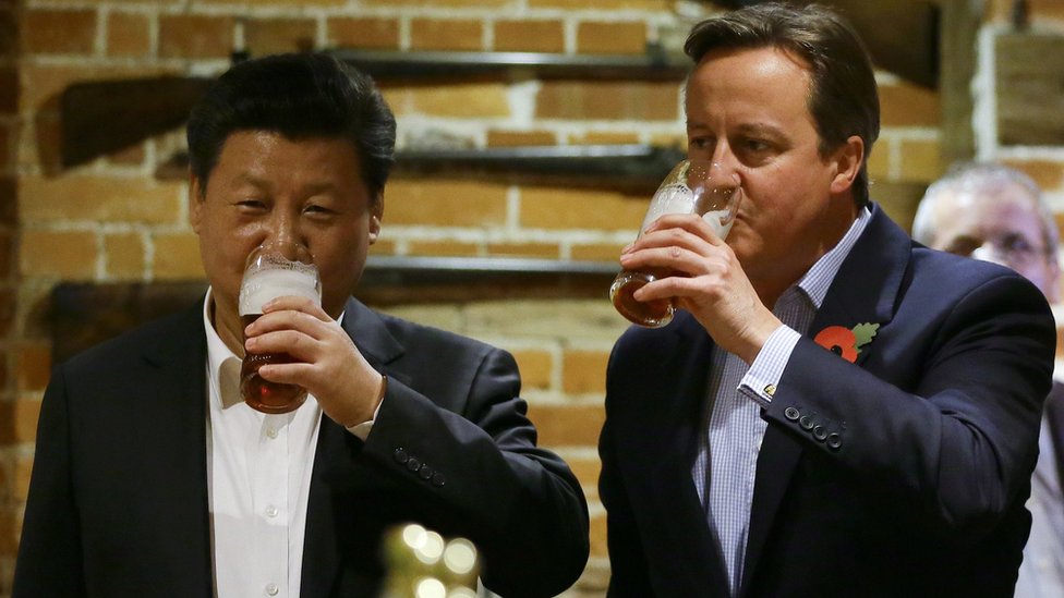 英格蘭里斯伯勒王子城卡茲頓村「犁」酒吧內卡梅倫（右）與習近平（左）喝啤酒（22/10/2015）