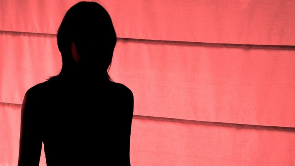Silueta de una mujer en el Barrio Rojo de Ámsterdam.