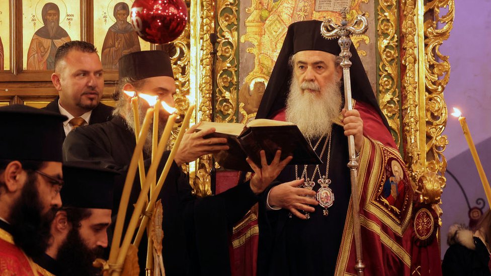 بطريرك القدس للروم الأرثوذكس ثيوفيلوس الثالث يقود قداسا في كنيسة المهد في مدينة بيت لحم التوراتية، خلال احتفالات عيد الغطاس، 6 يناير/كانون الثاني 2023