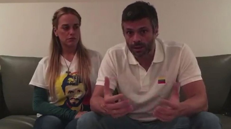 López grabó un video que se difundió el martes 1 de agosto, cuando fue nuevamente trasladado a la prisión de Ramo Verde. Leopoldo López junto a su esposa Lilian Tintori en un video difundido esta semana.