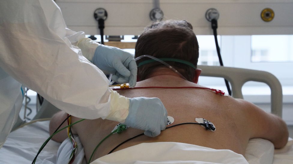 Un médico controla los pulmones de un paciente con covid-19.