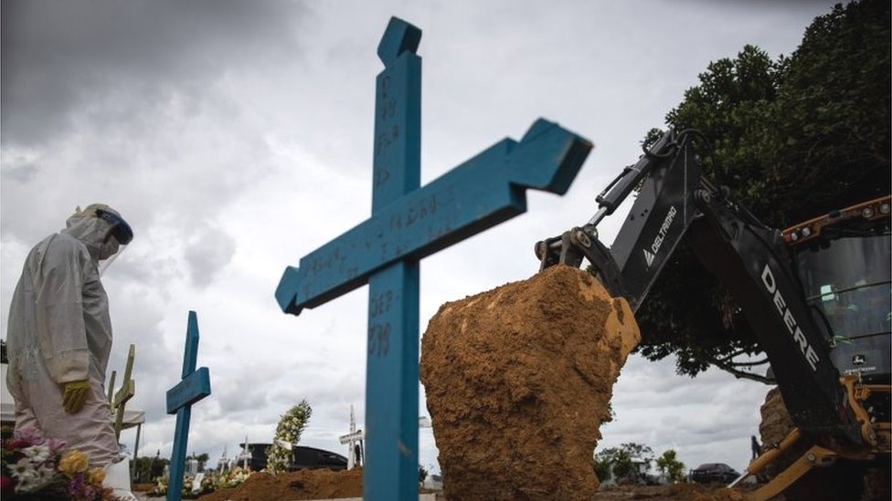 Trabajadores entierran a personas fallecidas por el coronavirus en Manaos.