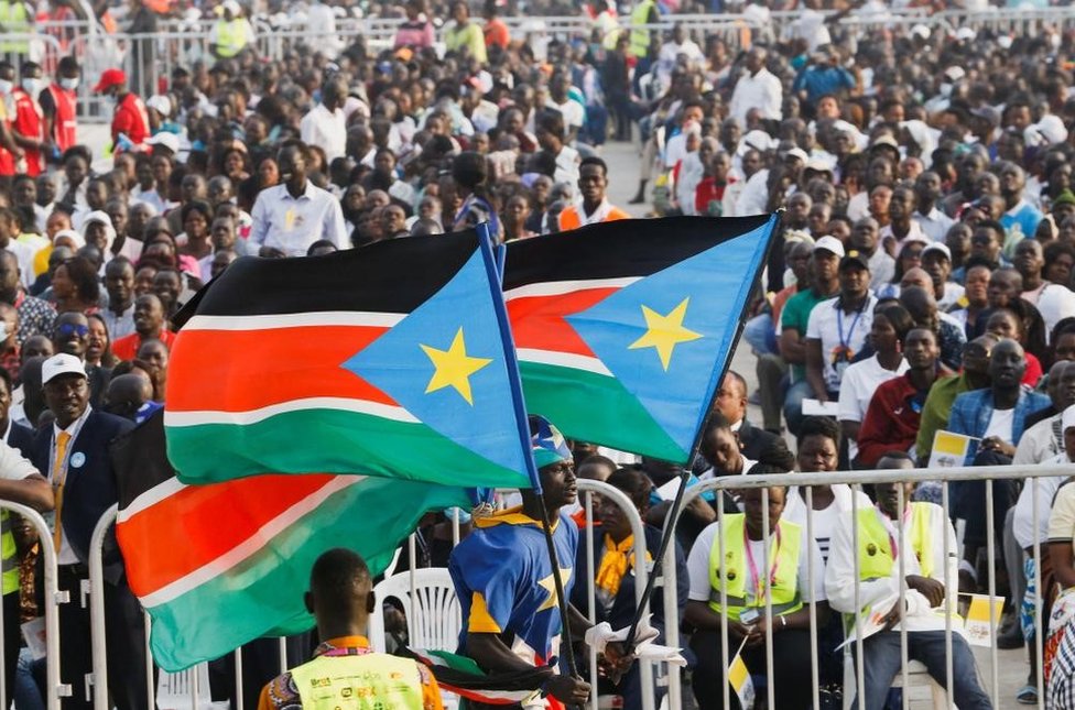 حشد كبير يرفع علم جنوب السودان