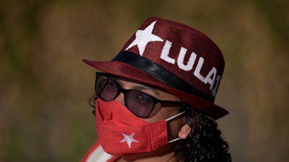 Apoiadora do PT e de Lula em manifestação em 2022